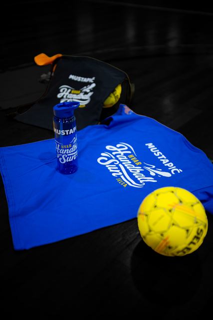 Blaues Camp-Shirt und Trinkflasche aus dem Camp 2026