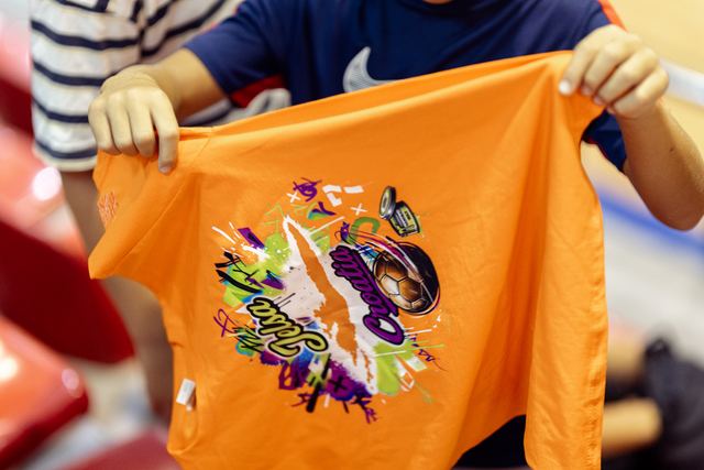Teilnehmer mit einem offiziellen Camp-Shirt 2026