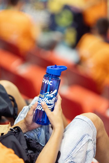 Teilnehmer mit einer Camp-Trinkflasche 2026