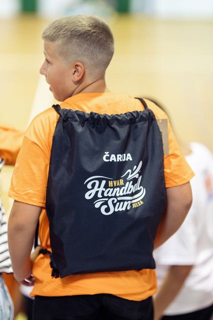 Teilnehmer bei der Ausgabe der Ausrüstung im Camp 2026