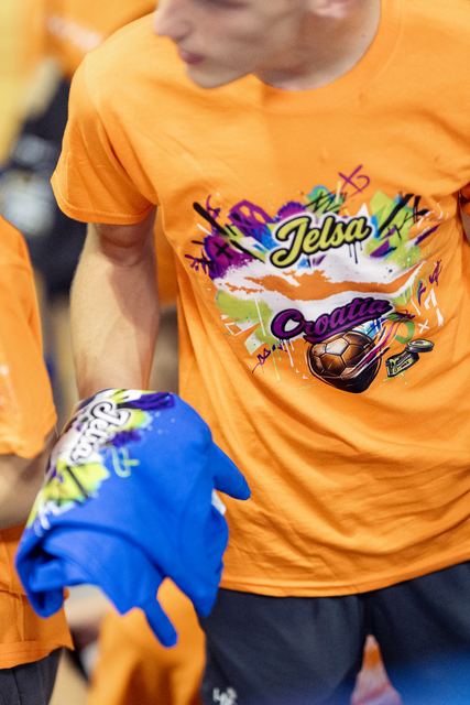 Teilnehmer im offiziellen Camp-Shirt 2026